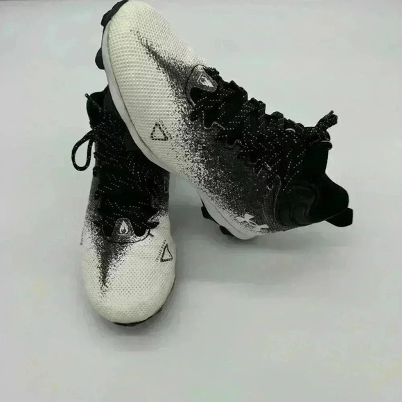 Under Armour Lock Down Football Cleats 3025088-001 Size 5Y - Picture 1 of 5